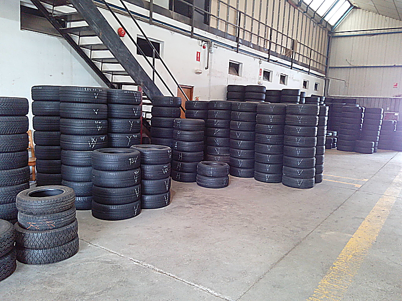 neumáticos usados almacenados en nave